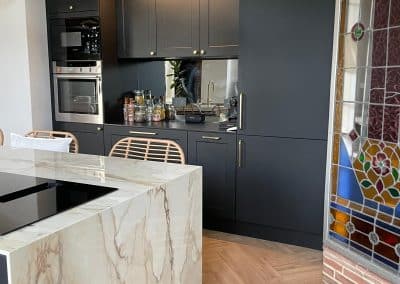 Rénovation design pour cette cuisine. Contrainte espace et matériaux pour sublimer le charme de la bâtisse tout en modernisant l'ensemble.